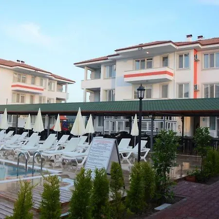 Uc Piramit Butik Apart 3*