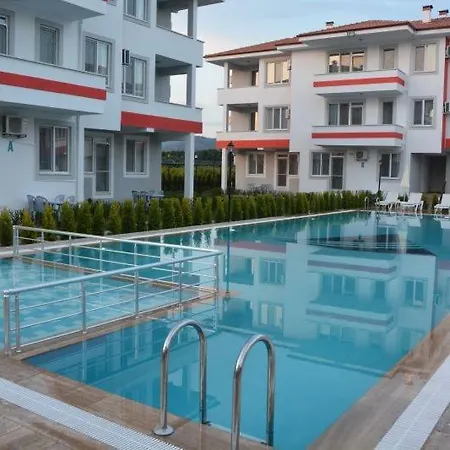 Uc Piramit Butik Apart 3*
